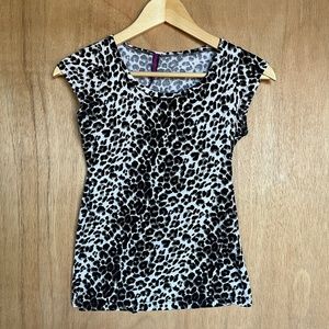 Vintage Y2K Style Biz Black, White, and Olive Green Leopard Cap Sleeve Tee XS